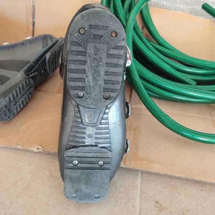 2 чифта ски и ски обувки към тях