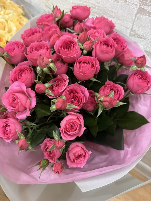 Веточные розы свежие красивые