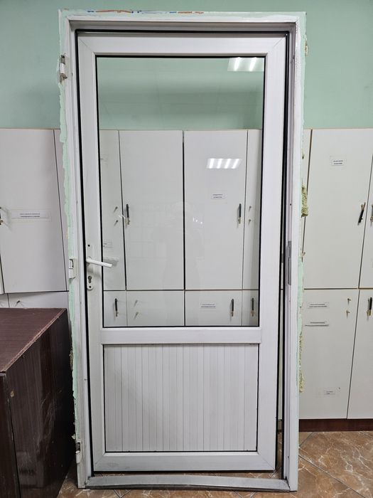 Продам дверь с косяком пластиковая