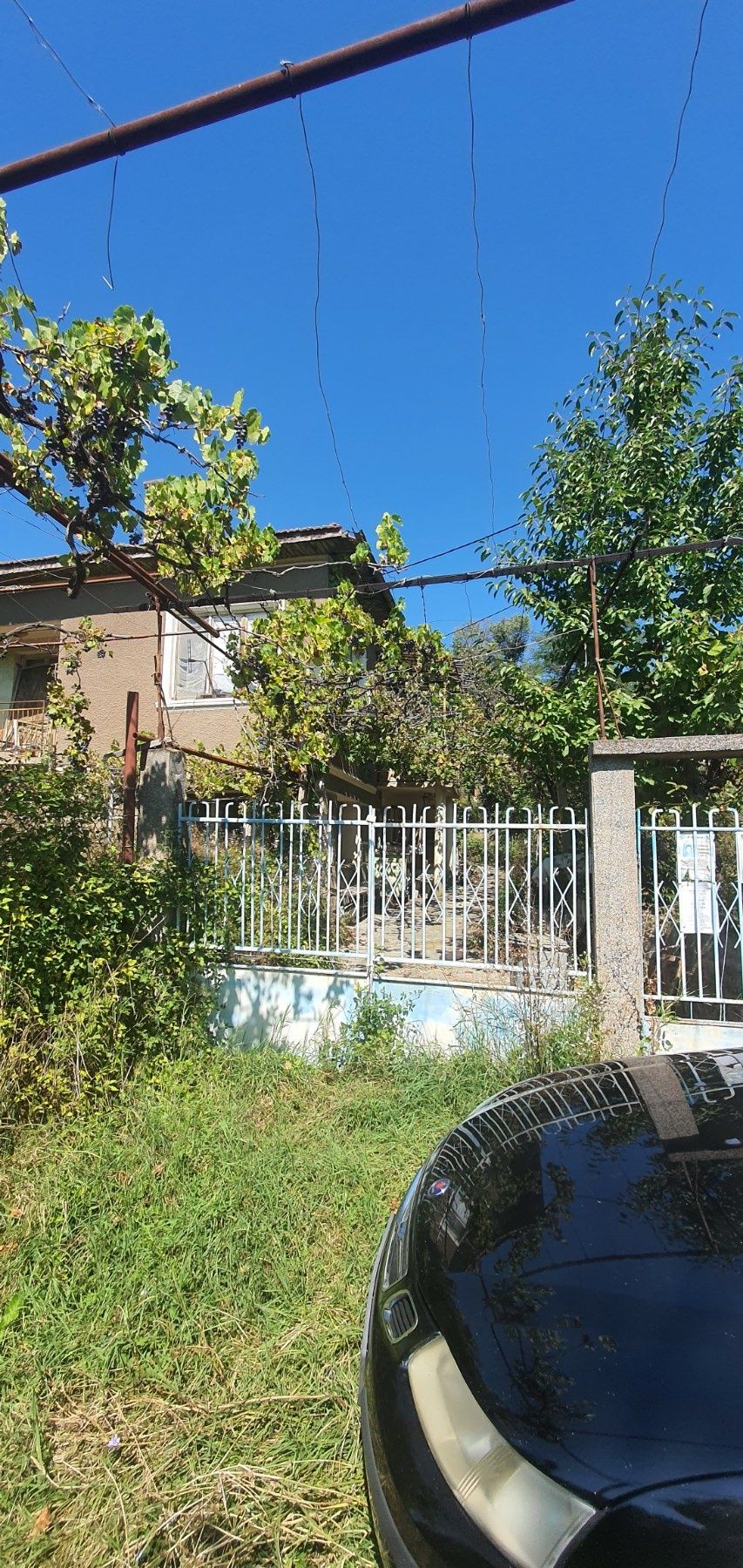 Къща с голям двор.