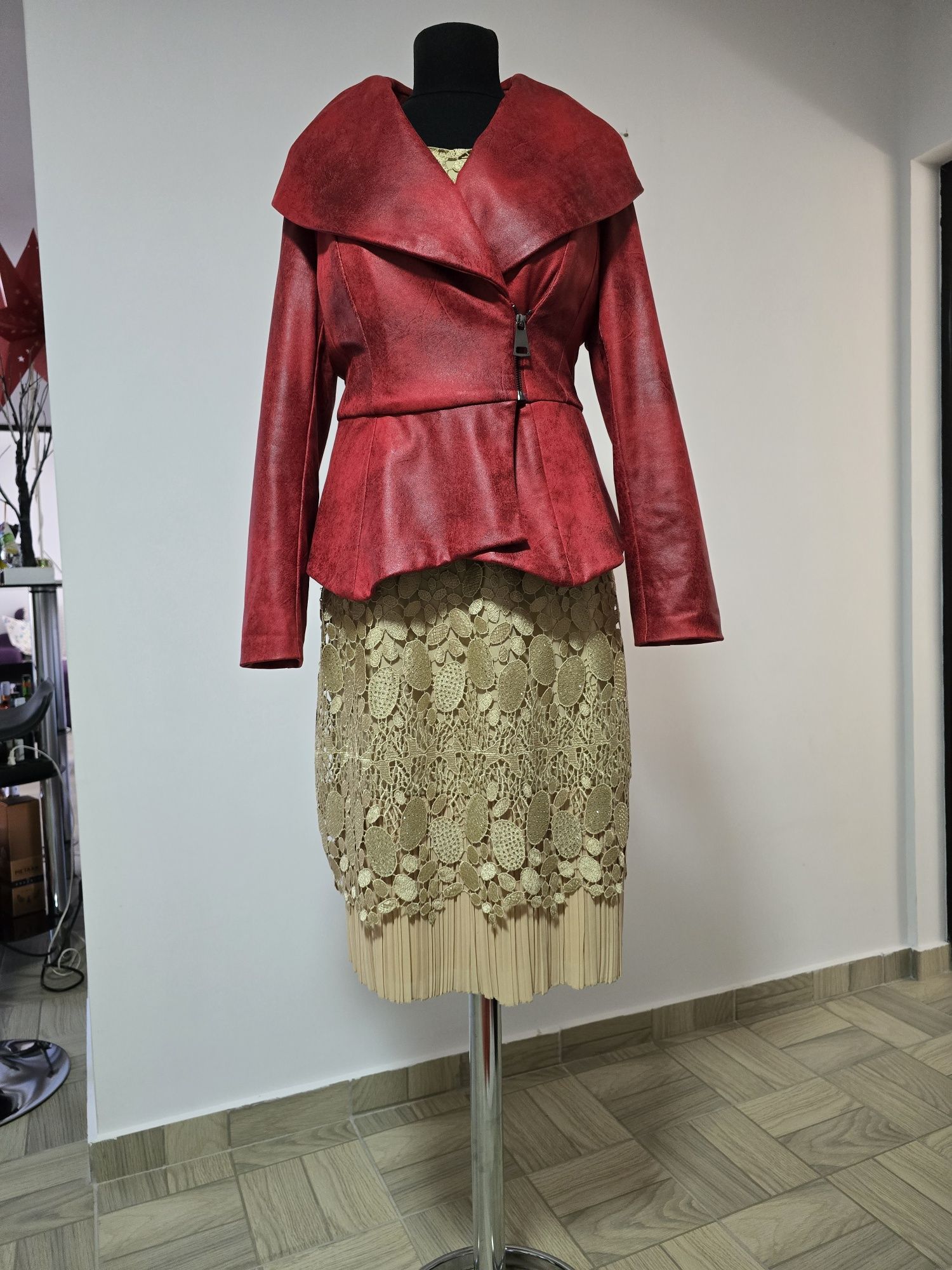 Rochie dantela brodata cu pliseuri, model elegant si feminin
