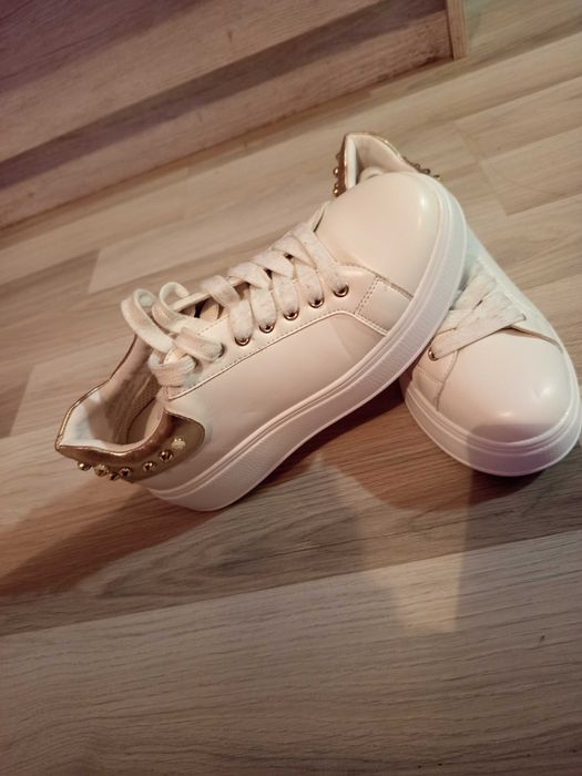 Бели дамски кецове