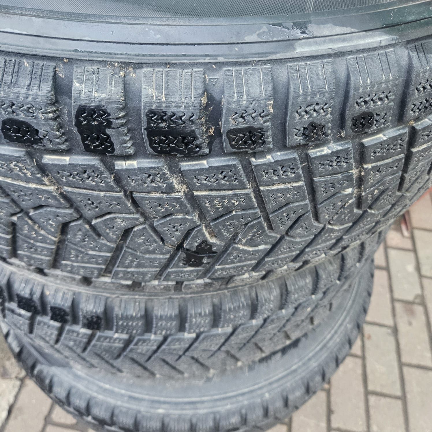Продам   резину БЕЗ ДИСКОВ