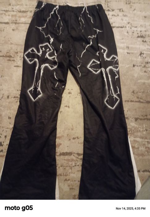 Pantaloni cu cruce și fulgere