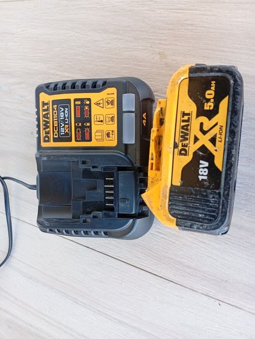 Acumulator și încărcător dewalt