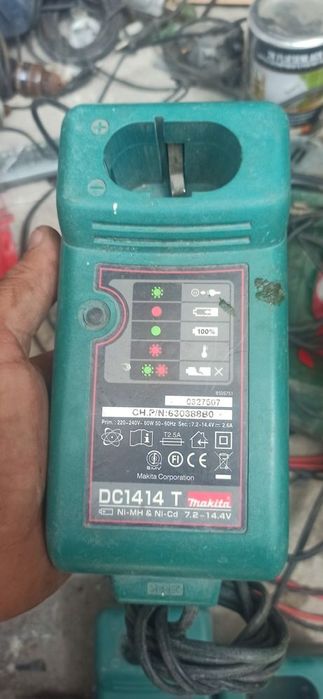 Încărcător Makita