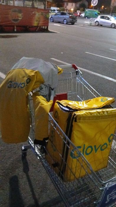 Cască, geantă și geacă de iarnă Glovo