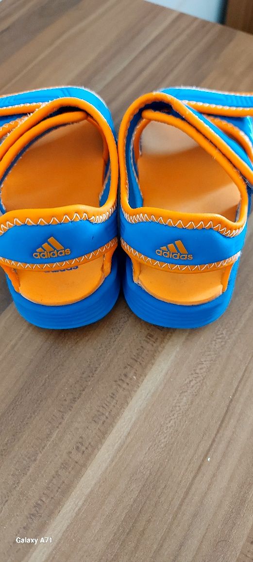 Детски сандалети Adidas,безупречни..