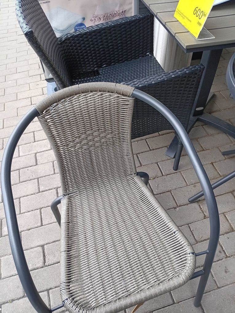 Masa de gradina cu gaura pt umbrela,  cu 4 scaune în condiție bună.