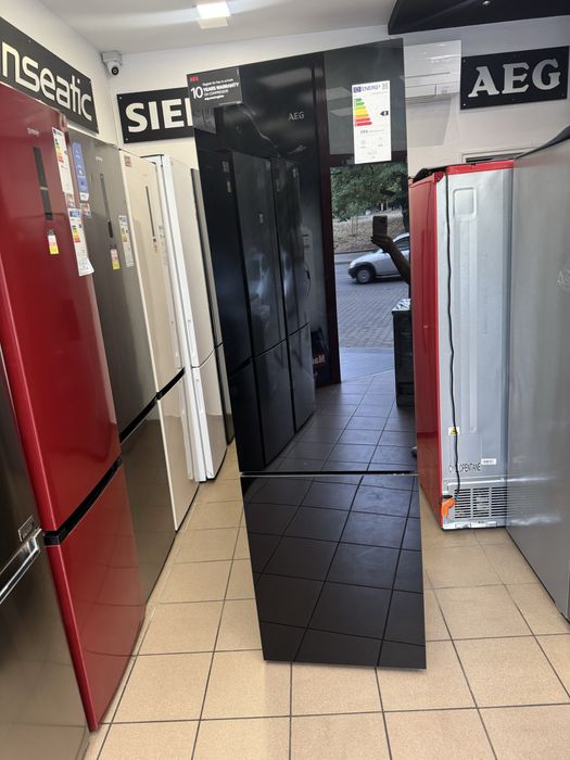 Черен, огледален хладилник AEG