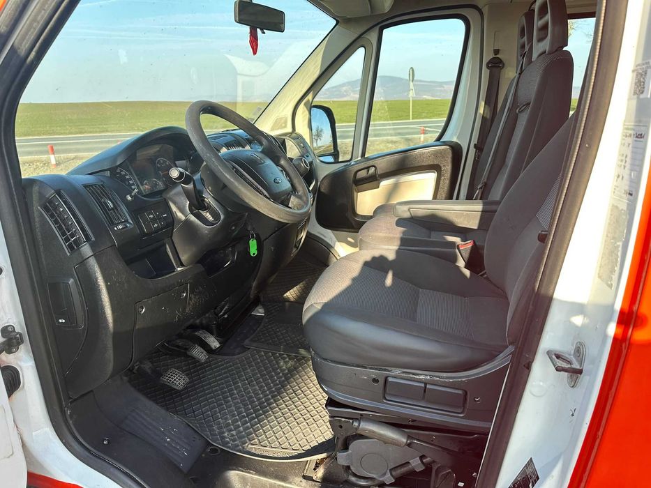 Peugeot Boxer Doka 7 locuri și benă fixă