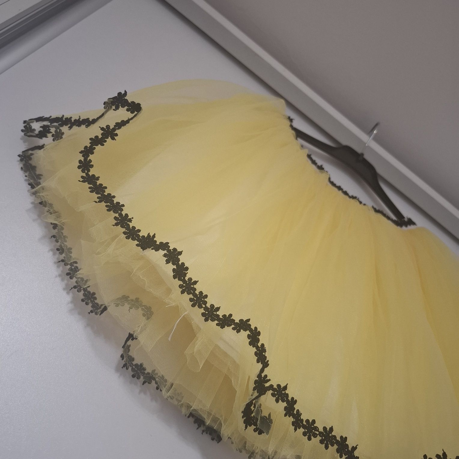 Set 4 ROCHITE OCAZIE/ 2 fustite tulle/1 bluza *6 ani*