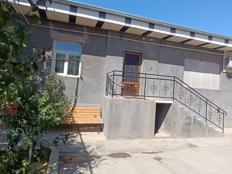 Уй сотилади 8 соток 10 хона Кибрай туманки Илгор махаллада ески Бирлик