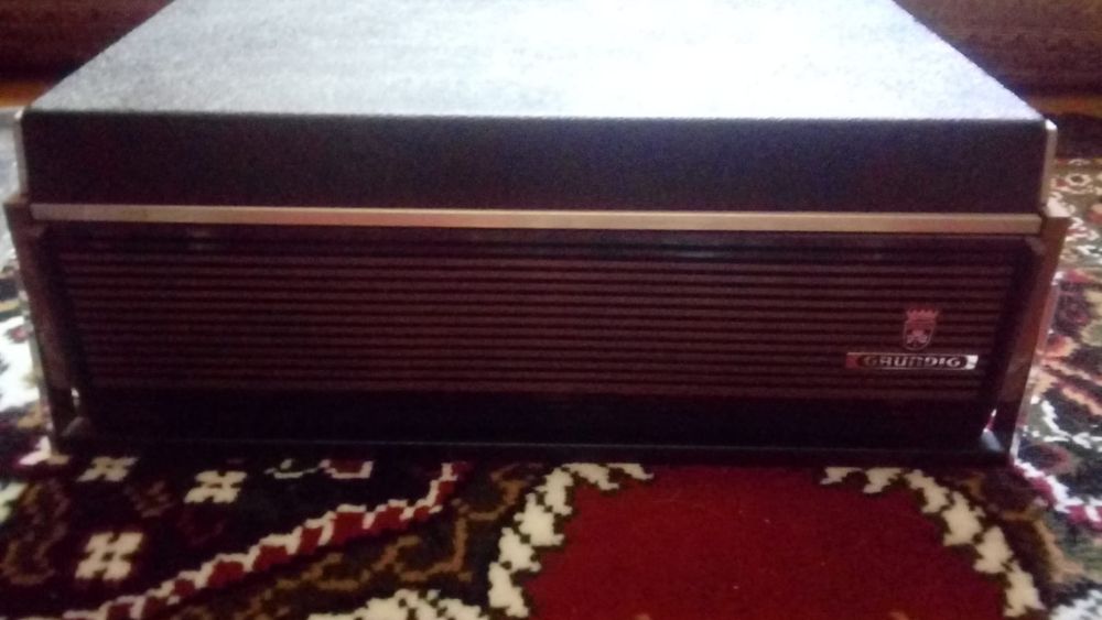 Продаю магнитофон GRUNDIG