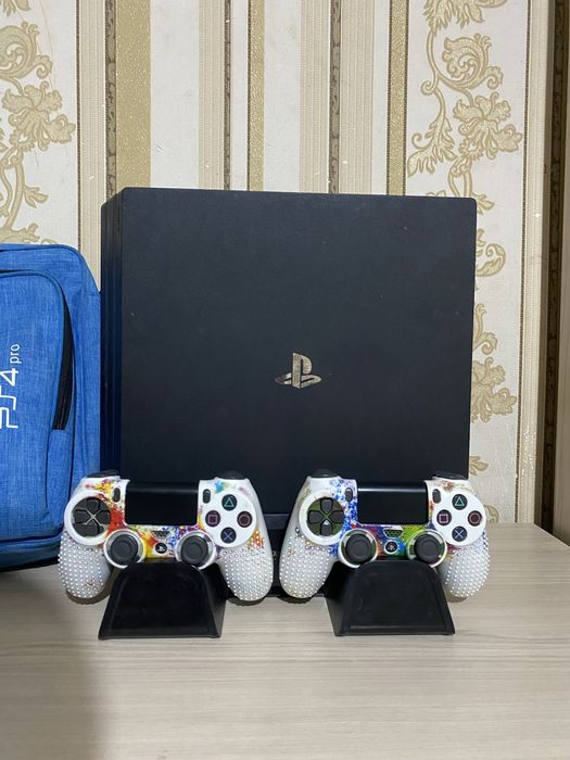 Продам Play station 4 pro на 1TB с двумя джоистиками