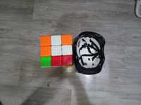 Продам большой кубик рубик и шлем