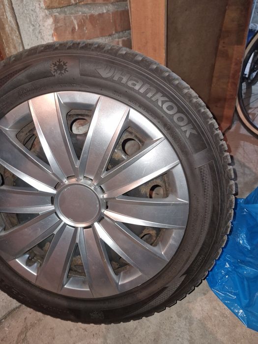 Зимни гуми Hankook 205-55-16 с железни джанти и тасове