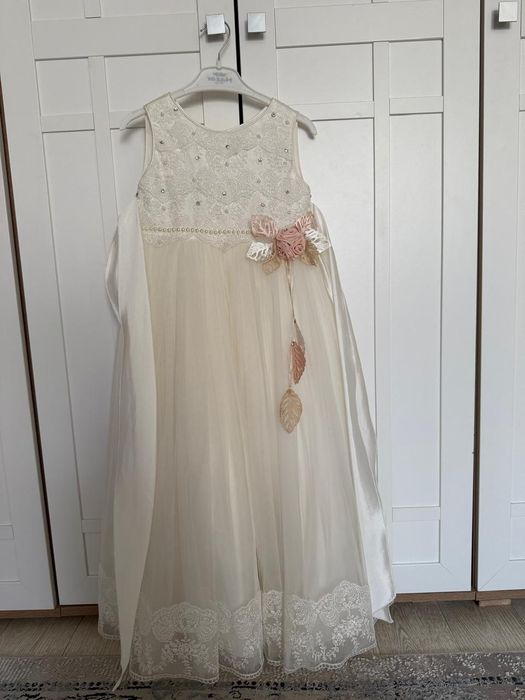 Продам детские платья.