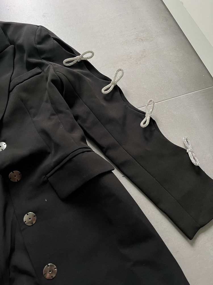 Черно сако с интересни ръкави