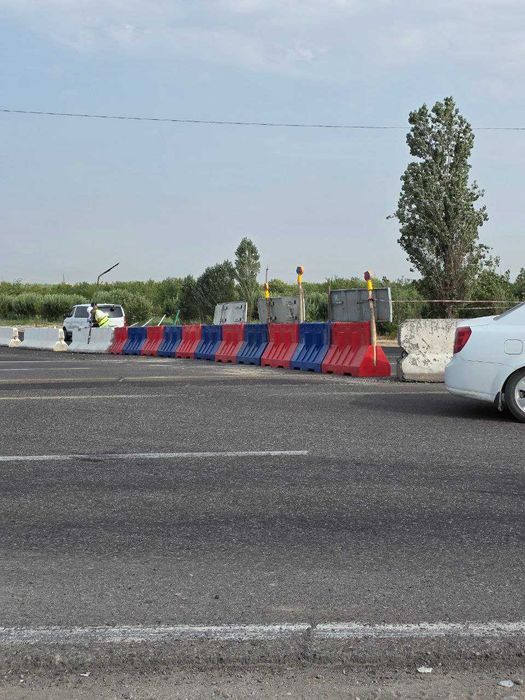 Пластмассовый дорожный бордюр  160х80х50 см