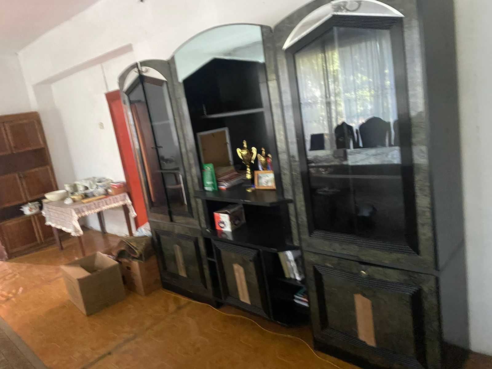 Горка в гостиную из натурального дерева