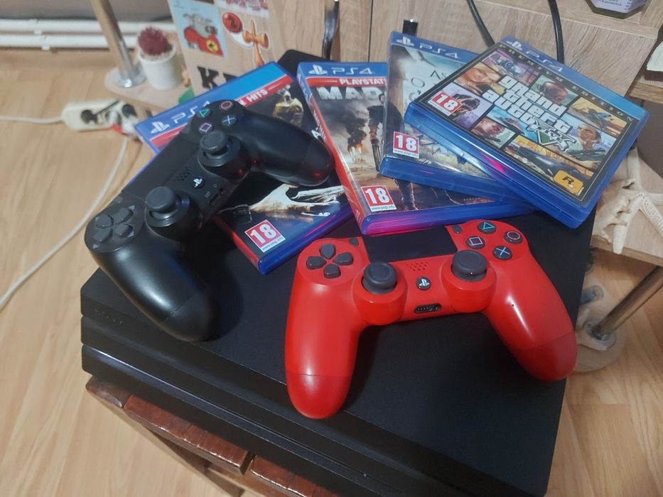 Vând ps4 silm 1TB are 2 controlere și 4 jocuri
