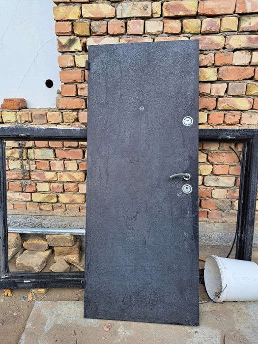 Дверь уличная двустворчатая