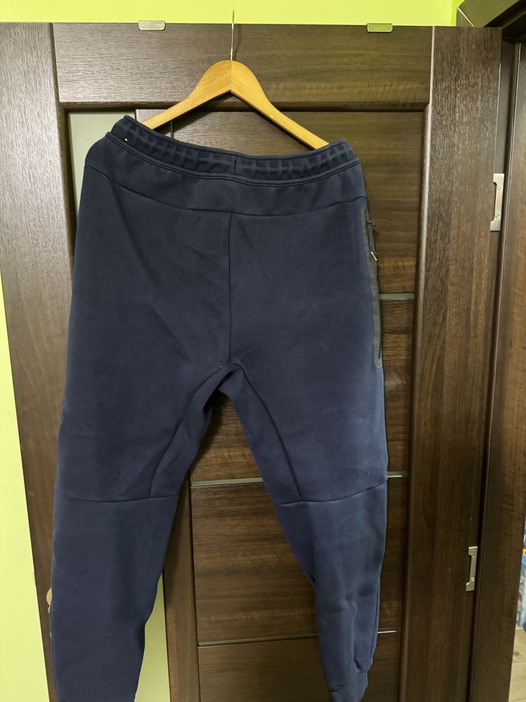 Продавам Nike Tech Fleece ново