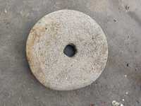 Хромел каменен диск за ръчно мелене на брашно.