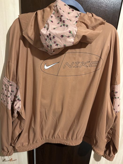 Якета найк в откично състояние видимо