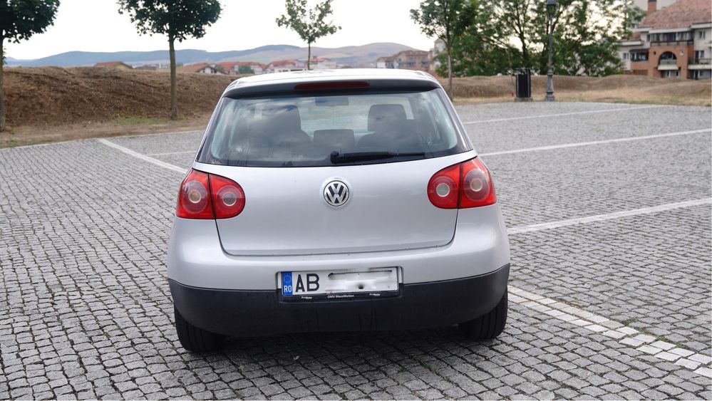 Vând Volkswagen Golf V 1.6