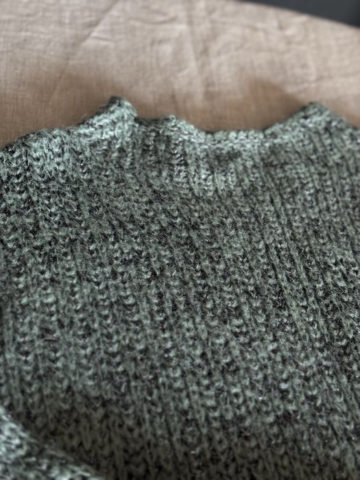 Красивый теплый свитер за 400 тг