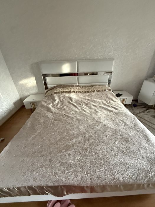 Кровать с тумбами