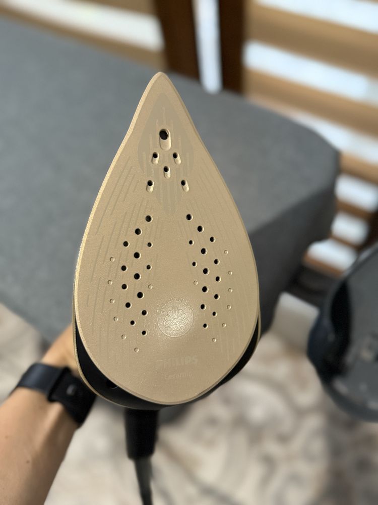 Уред за вертикално гладене с пара Philips 8500 / парна ютия
