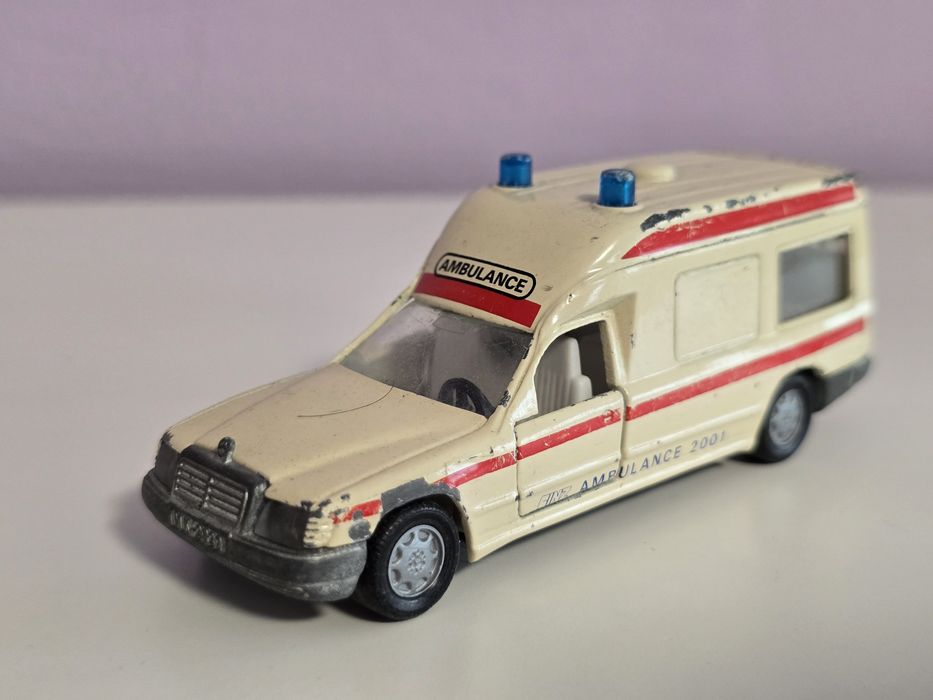 Macheta Mercedes ambulanta Siku