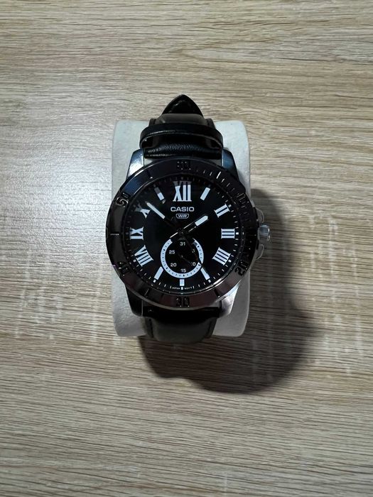 Casio, Ceas analog cu o curea din piele, Argintiu, Bleumarin