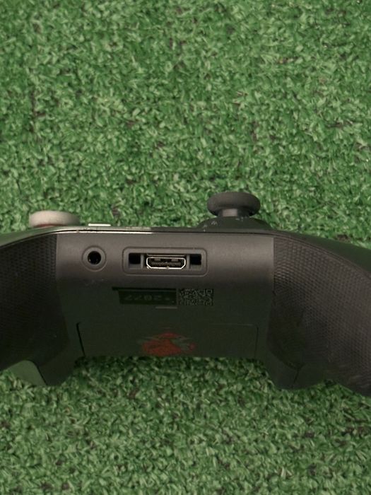 Controller Xbox One Cyberpunk 2077 – ediție limitată