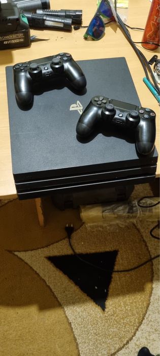 Vand ps 4 pro tot cu jocuri plus 2 manete