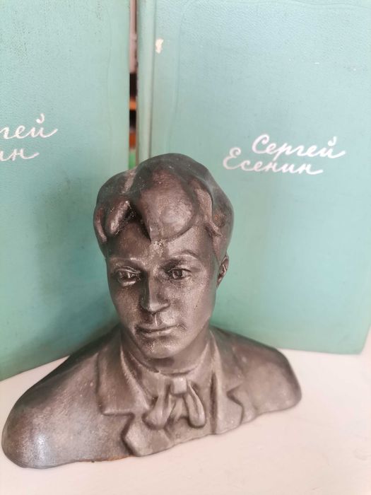 Метален бюст на Сергей Есенин