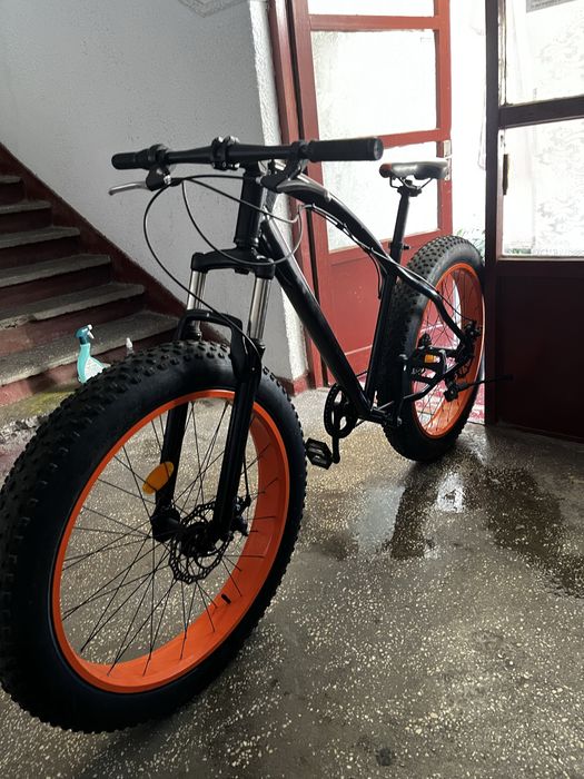 Vand bicicleta de tip fat bine perfecta pentru orice tip de teren