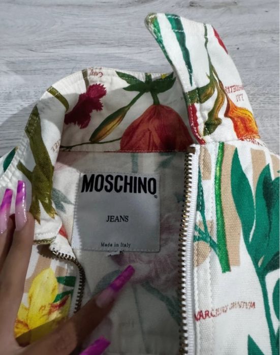 compleu Moschino
