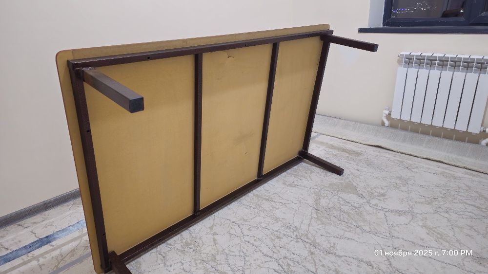 Стол сотилади. Профиль