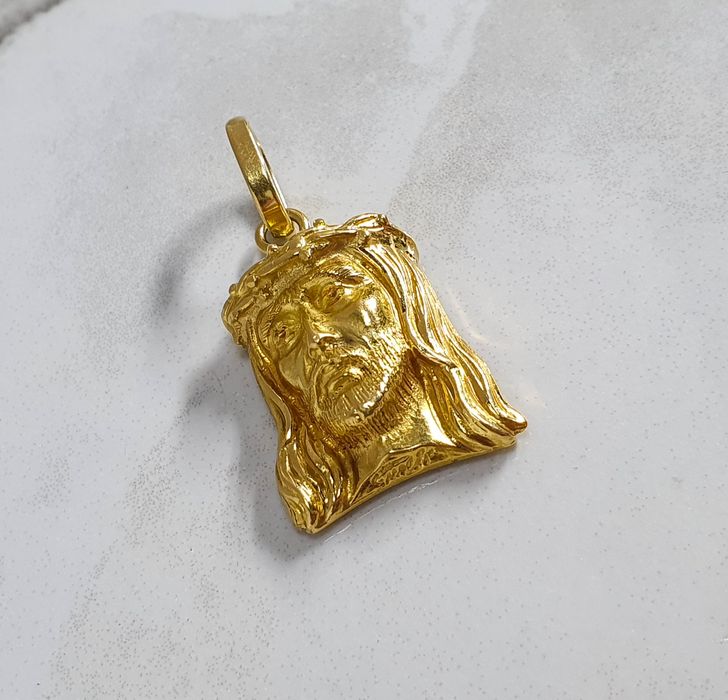 Pandantiv din aur de 18K cu Isus Hristos gramaj 6,22 g