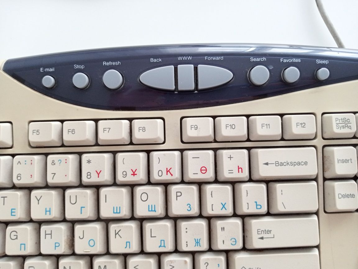 Клавиатура Genius видно все буквы + казахские