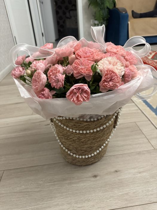 Корзинкадагы адемы розалар табигий