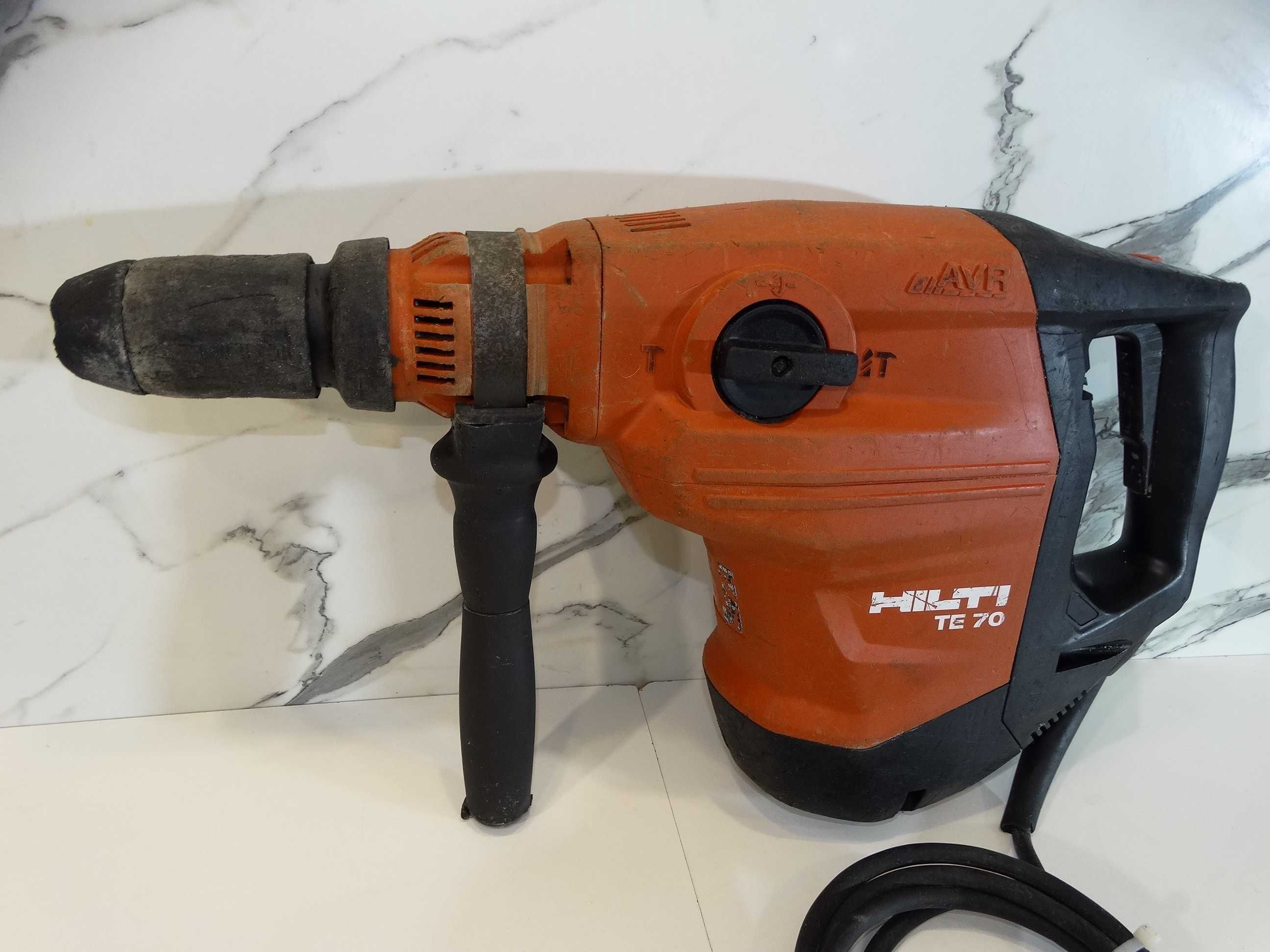 Резервиран - Hilti TE 70 AVR - Ударо пробивна машина 11.5 J