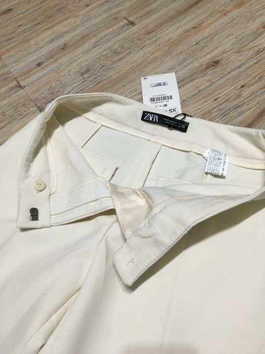 Pantaloni crem Zara usor evazati