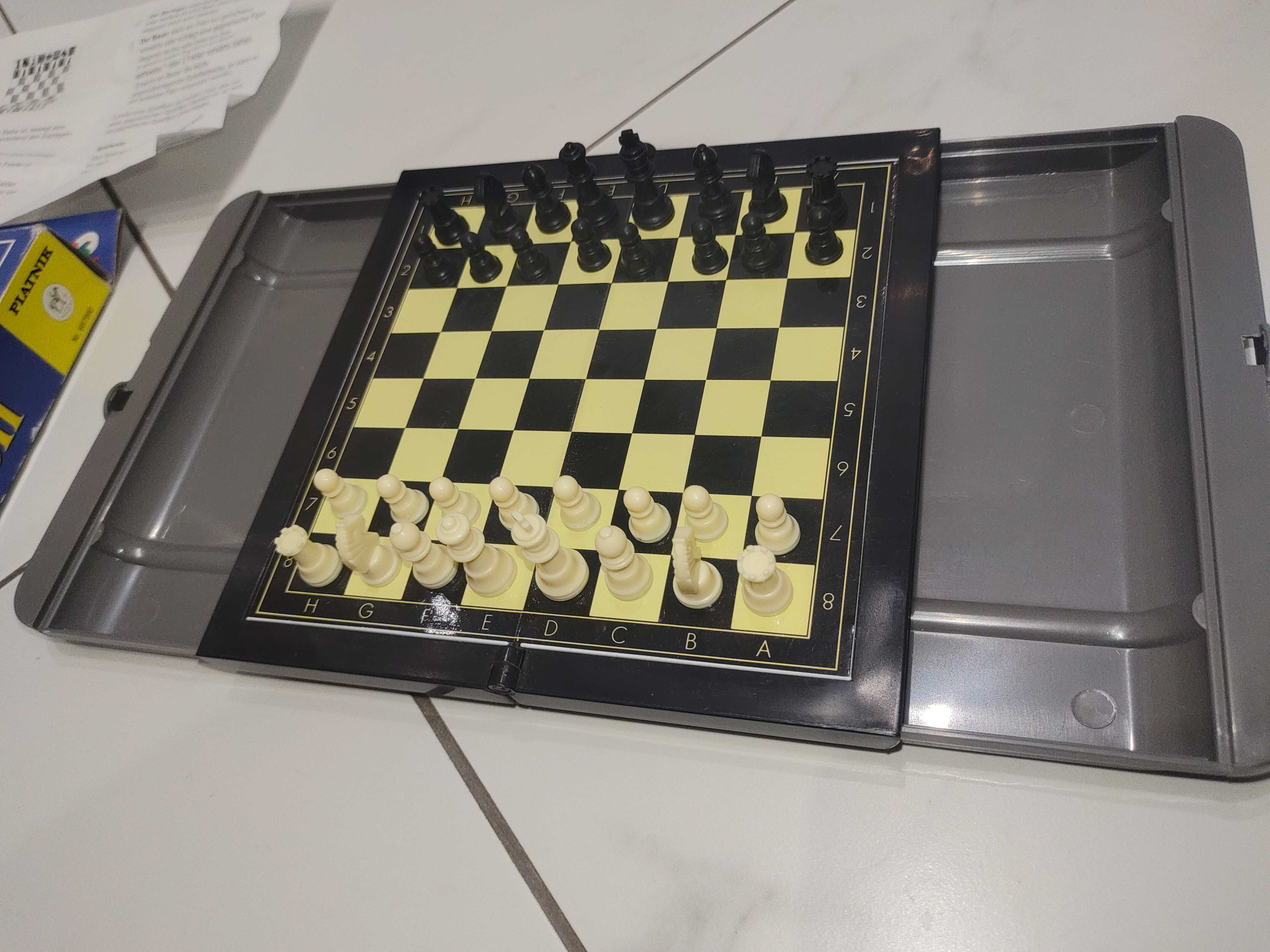 Шахматы Piatnik 20.5 см. x 17.5 см. Складные на магнитах.