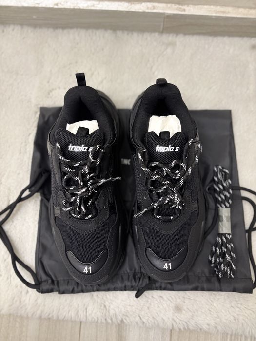 Balenciaga triple S •