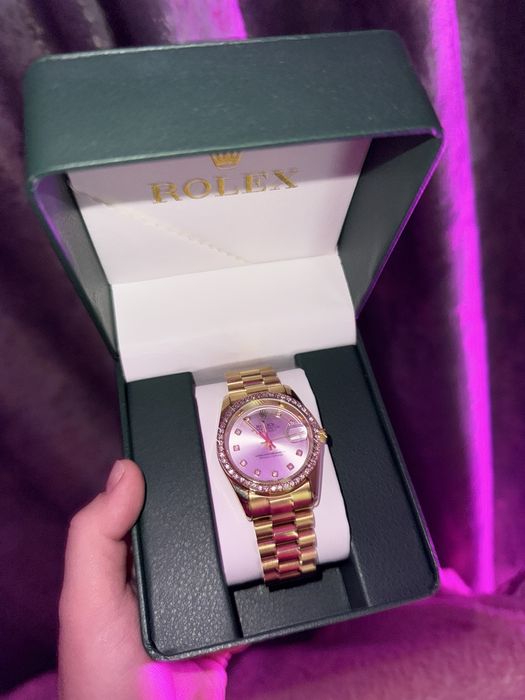 Продаю женские часы